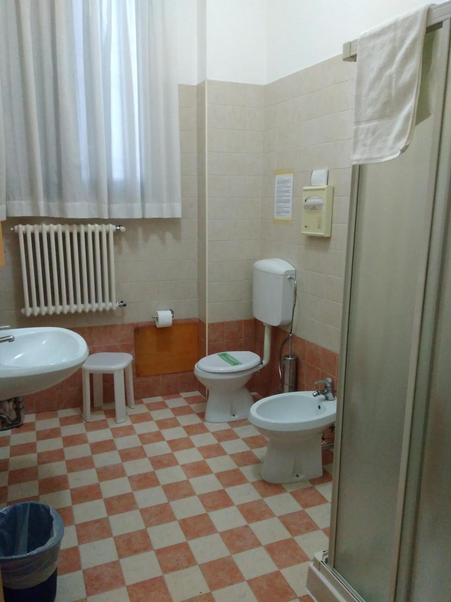 Chambre Double ou Lits Jumeaux avec Salle de Bains Commune