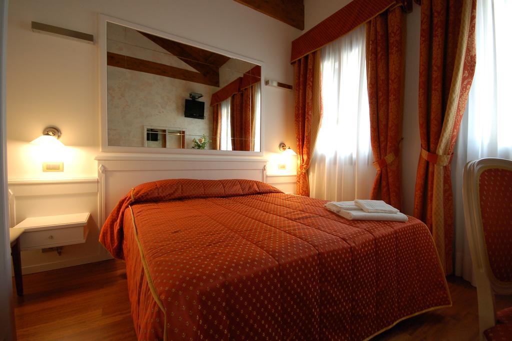 Chambre Double ou Lits Jumeaux avec Salle de Bains Privative