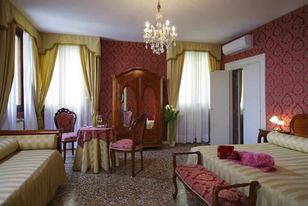 Chambre Triple Supérieure avec Vue sur le Canal
